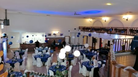 Salle de mariage décorée en bleu